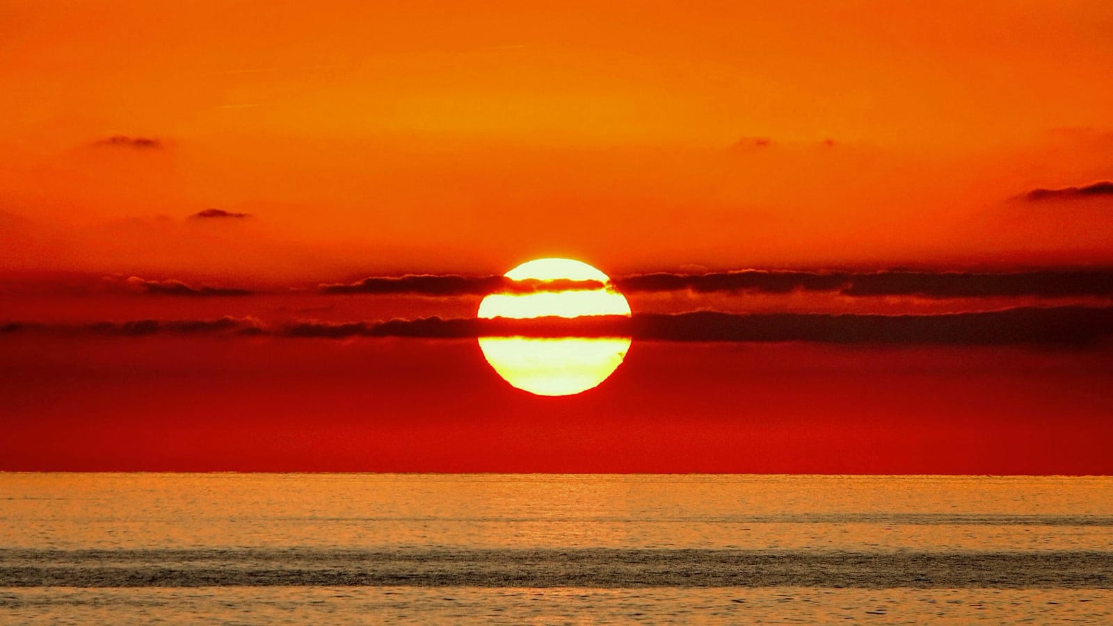 El sol cayendo sobre el océano Pacífico en Vichayito