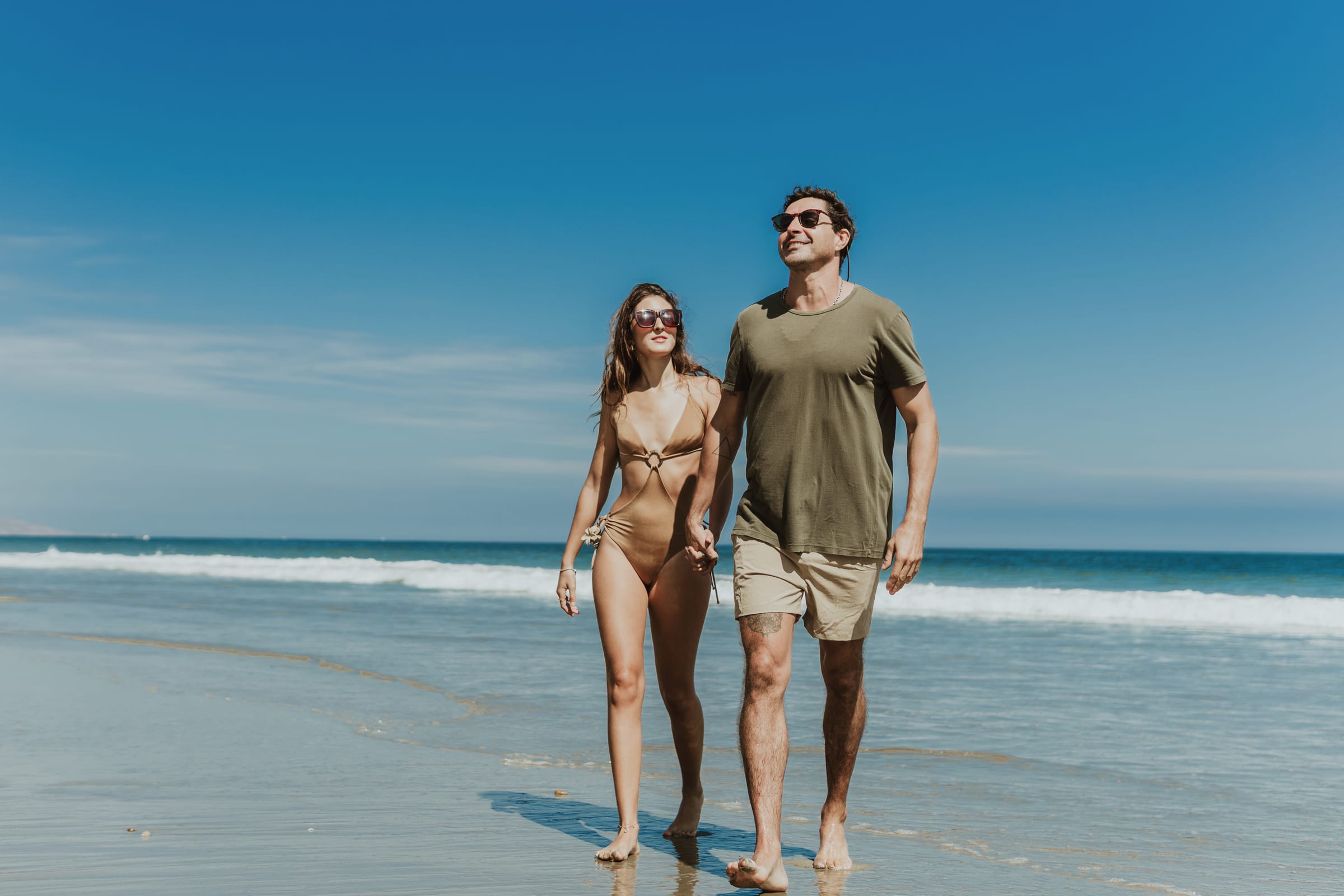 Pareja caminando por la playa de Vichayito